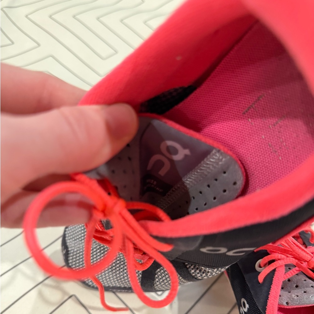 On Running Sneakers - Picture 12 of 16